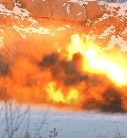 YouTuber, Daha Fazla İzlenme Uğruna Tesla Model S'i 30 Kilogram Dinamitle Havaya Uçurdu [Video]